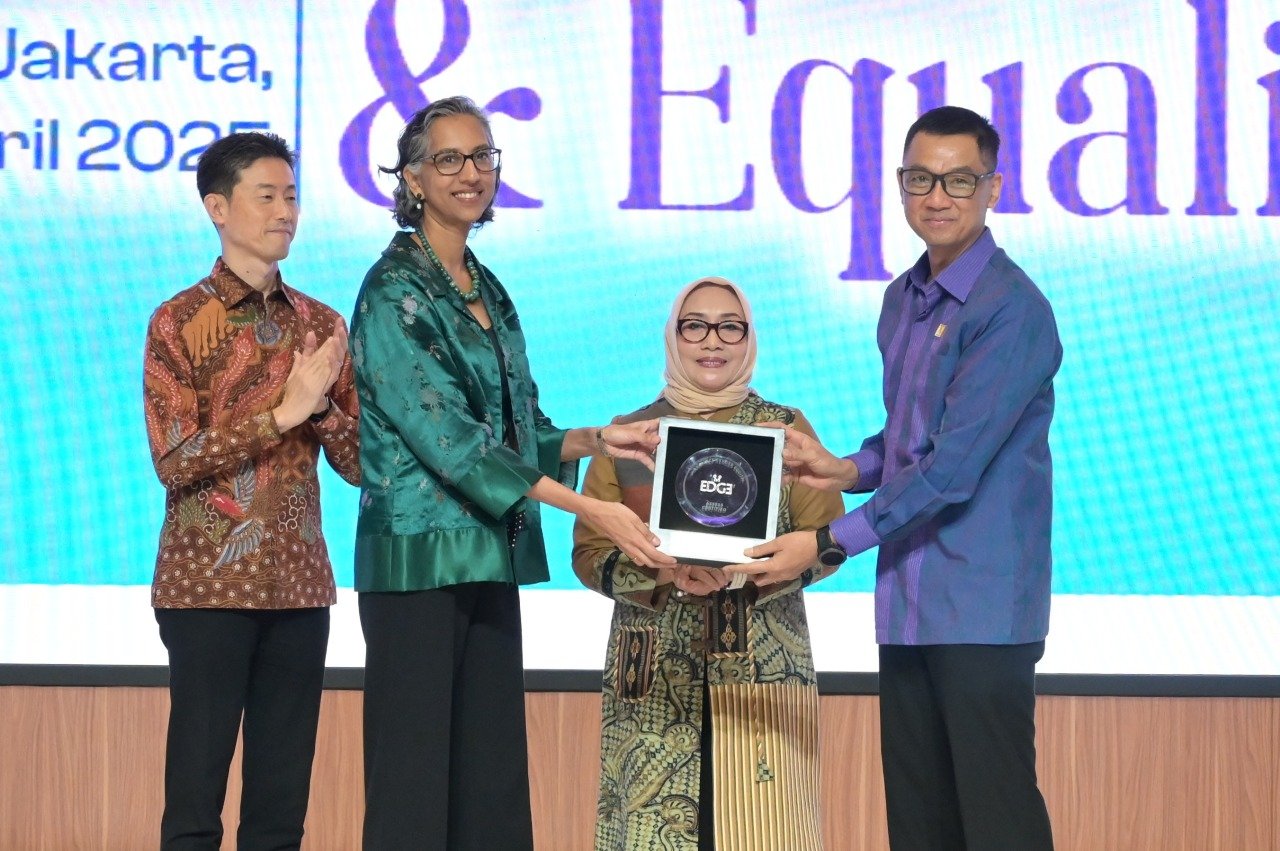Penyerahan plakat sertifikasi Economic Dividends for Gender Equality (EDGE) oleh Australian Charge d’Affaires to Indonesia, Gita Kamath (kedua dari kiri) dan Country Director Asian Development Bank (ADB) Indonesia Resident Mission, Jiro Tominaga (kiri) kepada Direktur Utama PLN, Darmawan Prasodjo (kanan) disaksikan oleh Menteri Pemberdayaan Perempuan dan Perlindungan Anak (PPPA), Arifah Fauzi (kedua dari kanan). Sertifikasi ini mengakui komitmen PLN dalam mendorong keragaman, kesetaraan, dan inklusi di tempat kerja.