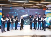 Peluncuran Gelegar PLN Mobile 2025 pada Kamis (8/5) yang dilakukan oleh Direktur Retail dan Niaga PLN, Edi Srimulyanti (kelima dari kiri) didampingi oleh Sekretaris Perusahaan PLN, Alois Wisnuhardana (keempat dari kanan), EVP Niaga dan Pemasaran PLN, Fintje Lumembang (keempat dari kiri), EVP Penjualan dan Pelayanan Pelanggan Retail PLN, Daniel Lestanto (ketiga dari kanan), EVP Penjualan dan Pelayanan Pelanggan Enterprise PLN, Nayusrizal (ketiga dari kiri), EVP Customer Experience dan Excellence Service PLN, Bramantyo Anggun Pambudi (kedua dari kanan), EVP General Affairs PLN, Arsyadany G. Akmalaputri (kedua dari kiri), GM PLN UID Jakarta Raya, Moch. Andy Adchaminoerdin (kanan), dan GM PLN UID Banten, Muhammad Joharifin (kiri). Dok. PLN