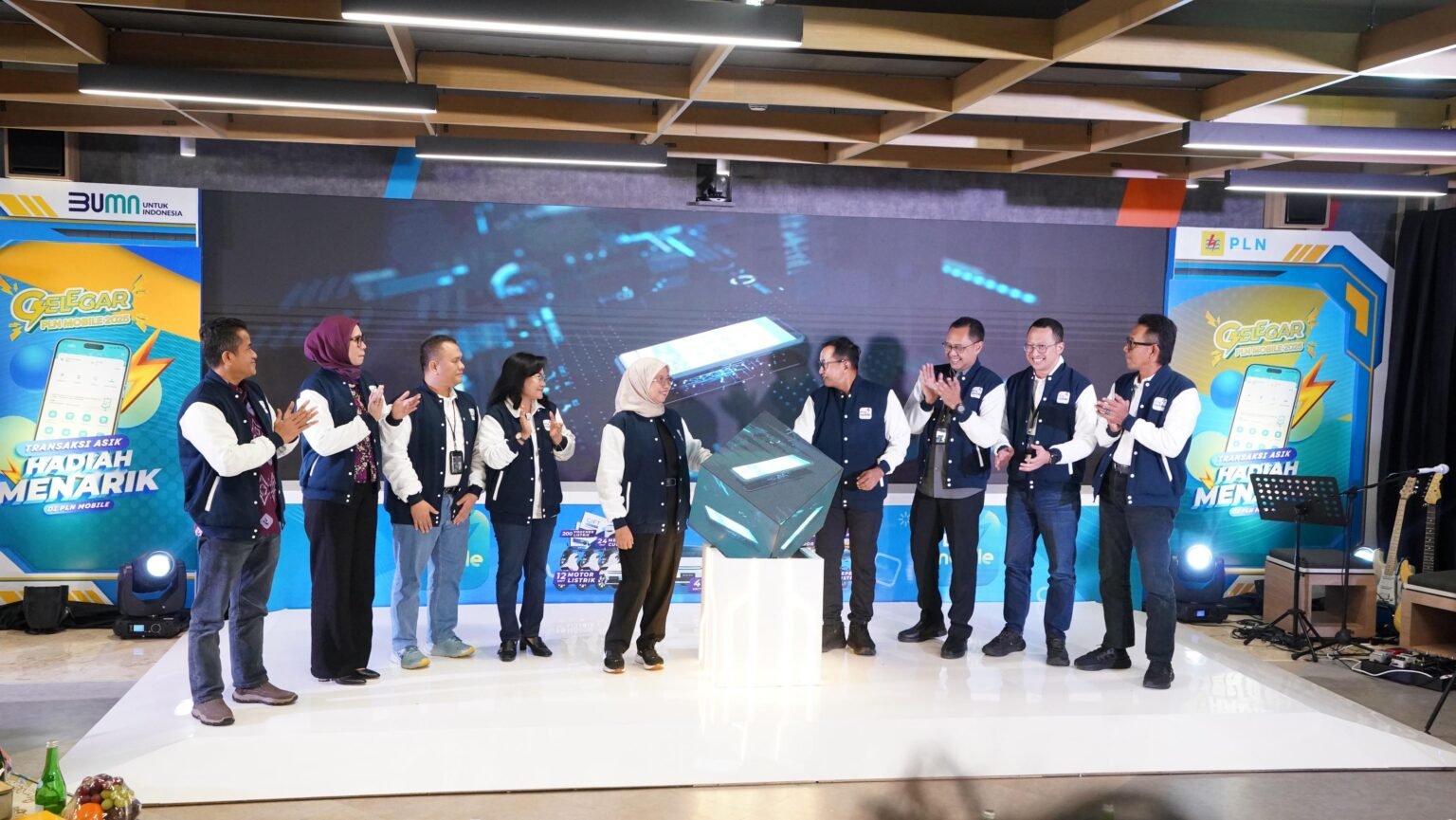 Peluncuran Gelegar PLN Mobile 2025 pada Kamis (8/5) yang dilakukan oleh Direktur Retail dan Niaga PLN, Edi Srimulyanti (kelima dari kiri) didampingi oleh Sekretaris Perusahaan PLN, Alois Wisnuhardana (keempat dari kanan), EVP Niaga dan Pemasaran PLN, Fintje Lumembang (keempat dari kiri), EVP Penjualan dan Pelayanan Pelanggan Retail PLN, Daniel Lestanto (ketiga dari kanan), EVP Penjualan dan Pelayanan Pelanggan Enterprise PLN, Nayusrizal (ketiga dari kiri), EVP Customer Experience dan Excellence Service PLN, Bramantyo Anggun Pambudi (kedua dari kanan), EVP General Affairs PLN, Arsyadany G. Akmalaputri (kedua dari kiri), GM PLN UID Jakarta Raya, Moch. Andy Adchaminoerdin (kanan), dan GM PLN UID Banten, Muhammad Joharifin (kiri). Dok. PLN