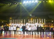 Menteri Pemuda dan Olahraga Republik Indonesia, Dito Ariotedjo berfoto bersama para pemain dan official Jakarta Bhayangkara Presisi setelah menyerahkan trofi juara kategori putra PLN Mobile Proliga 2025 di GOR Amongrogo, Yogyakarta pada Minggu (11/5). Dok.PLN