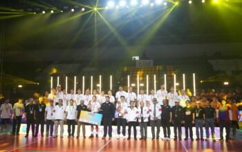 Menteri Pemuda dan Olahraga Republik Indonesia, Dito Ariotedjo berfoto bersama para pemain dan official Jakarta Bhayangkara Presisi setelah menyerahkan trofi juara kategori putra PLN Mobile Proliga 2025 di GOR Amongrogo, Yogyakarta pada Minggu (11/5). Dok.PLN