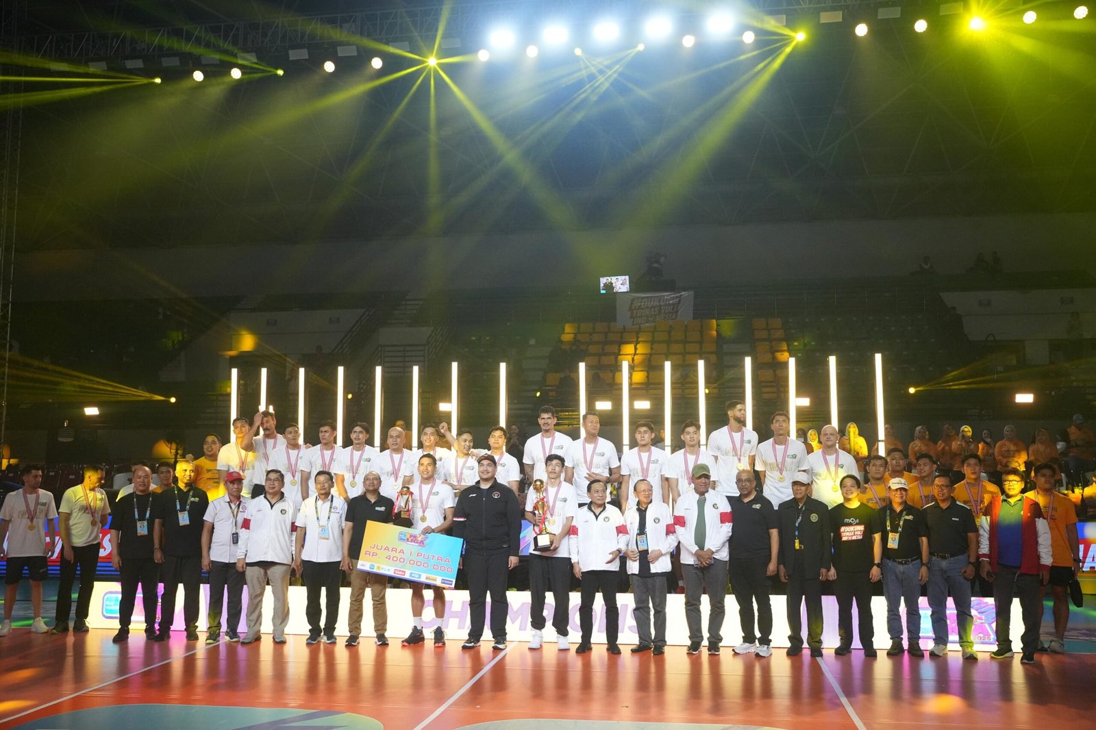 Menteri Pemuda dan Olahraga Republik Indonesia, Dito Ariotedjo berfoto bersama para pemain dan official Jakarta Bhayangkara Presisi setelah menyerahkan trofi juara kategori putra PLN Mobile Proliga 2025 di GOR Amongrogo, Yogyakarta pada Minggu (11/5). Dok.PLN