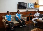 Direktur Utama PLN, Darmawan Prasodjo (kedua dari kanan), didampingi Direktur Distribusi PLN, Adi Priyanto (kiri) mengunjungi RSUP Prof. dr. I.G.N.G. Ngoerah, Denpasar, pada Sabtu (3/5) untuk memastikan layanan kesehatan berjalan normal pasca gangguan kelistrikan di Bali dan menyampaikan permohonan maaf secara langsung kepada Direktur Utama RSUP Prof. dr. I.G.N.G. Ngoerah, dr. I Wayan Sudana, M.Kes (kanan) atas ketidaknyamanan yang ditimbulkan.