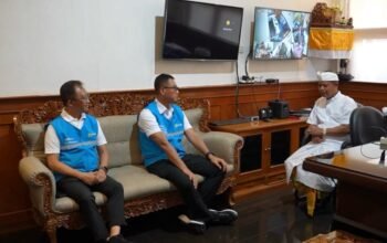 Direktur Utama PLN, Darmawan Prasodjo (kedua dari kanan), didampingi Direktur Distribusi PLN, Adi Priyanto (kiri) mengunjungi RSUP Prof. dr. I.G.N.G. Ngoerah, Denpasar, pada Sabtu (3/5) untuk memastikan layanan kesehatan berjalan normal pasca gangguan kelistrikan di Bali dan menyampaikan permohonan maaf secara langsung kepada Direktur Utama RSUP Prof. dr. I.G.N.G. Ngoerah, dr. I Wayan Sudana, M.Kes (kanan) atas ketidaknyamanan yang ditimbulkan.