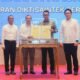 Direktur Utama PLN, Darmawan Prasodjo (kedua dari kanan) bersama Sekretaris Jenderal Kementerian Pendidikan Tinggi, Sains, dan Teknologi, Togar Mangihut Simatupang (kedua dari kiri) melakukan penandatanganan MoU mengenai Kerja Sama Riset dan Pengembangan di Bidang Ketenagalistrikan di sela peluncuran program “Diktisaintek Berdampak” pada Peringatan Hari Pendidikan Nasional di Jakarta, (2/5). Penandatanganan ini disaksikan oleh Menteri Pendidikan Tinggi, Sains, dan Teknologi, Brian Yuliarto (kiri) dan didampingi Direktur Jenderal Riset dan Pengembangan Kementerian Pendidikan Tinggi, Sains, dan Teknologi, Fauzan Adziman (kanan).