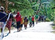 Gotong Royong Warga Nifukani Alirkan Air dari Rumah ke Rumah untuk 1000 Penerima Manfaat