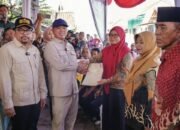 MENTERI NUSRON SERAHKAN 546 SERTIPIKAT, PERMUKIMAN WARGA MAKIN BERNILAI DAN TERJAMIN