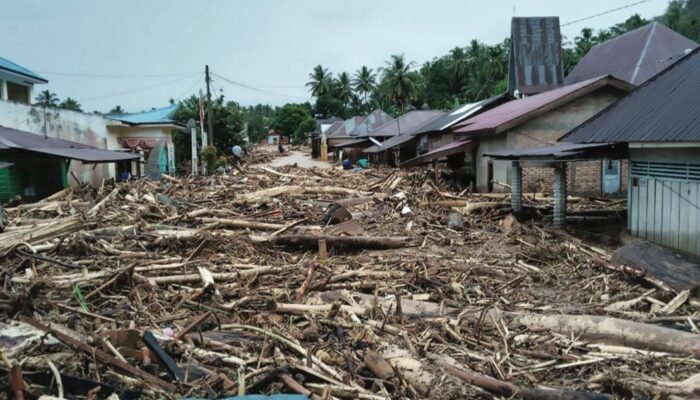 TELKOMGROUP BERSAMA PEMERINTAH PERCEPAT PEMULIHAN LAYANAN PASCA BENCANA SUMATRA