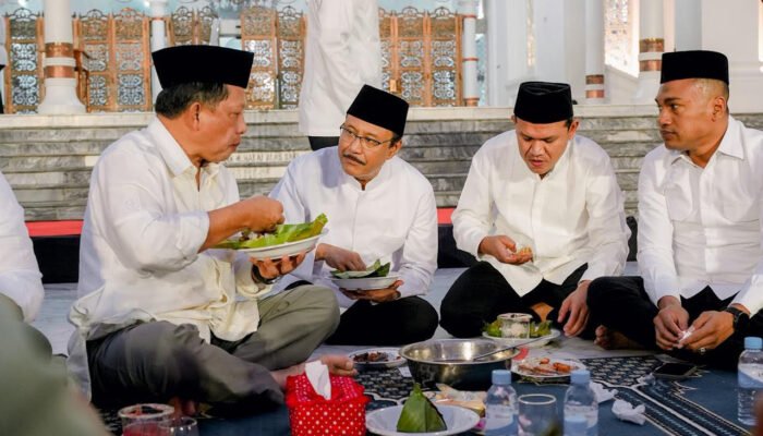 Bersama Ribuan Warga, Mensos dan Mendagri Buka Puasa Bersama di Masjid Raya Baiturrahman Aceh