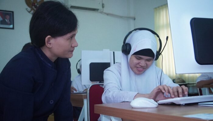 Di Tengah Keterbatasan, Murid SLB Antusias dan Optimis Ikuti TKA Hari Ini