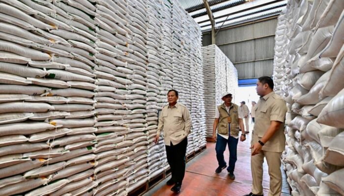 Presiden Prabowo Sidak ke Gudang Bulog Danurejo Magelang, Pastikan Stok Aman