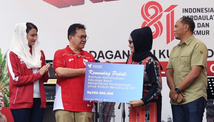 Solidaritas dalam HUT ke-81 RI, Mendag Busan Serahkan Bantuan Kemendag untuk Korban Gempa NTT