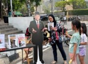 Merawat Budaya Kritis: Potret Gerakan Melek Politik Bagikan Buku Gratis Prabowo Subianto