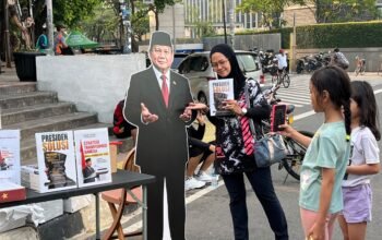 Merawat Budaya Kritis: Potret Gerakan Melek Politik Bagikan Buku Gratis Prabowo Subianto