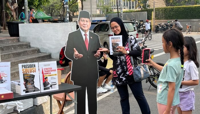 Merawat Budaya Kritis: Potret Gerakan Melek Politik Bagikan Buku Gratis Prabowo Subianto