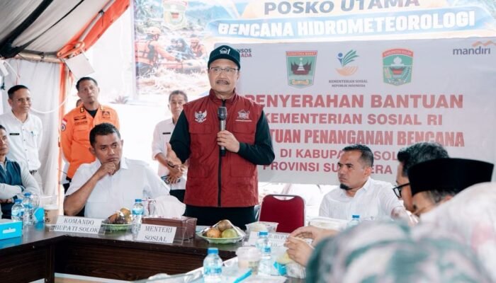 Gus Ipul Sambangi dan Salurkan Bantuan Korban Banjir Bandang Solok